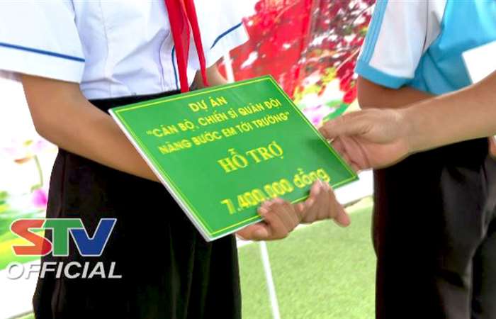 Bộ đội Biên phòng Sóc Trăng trao học bổng “nâng bước em tới trường”